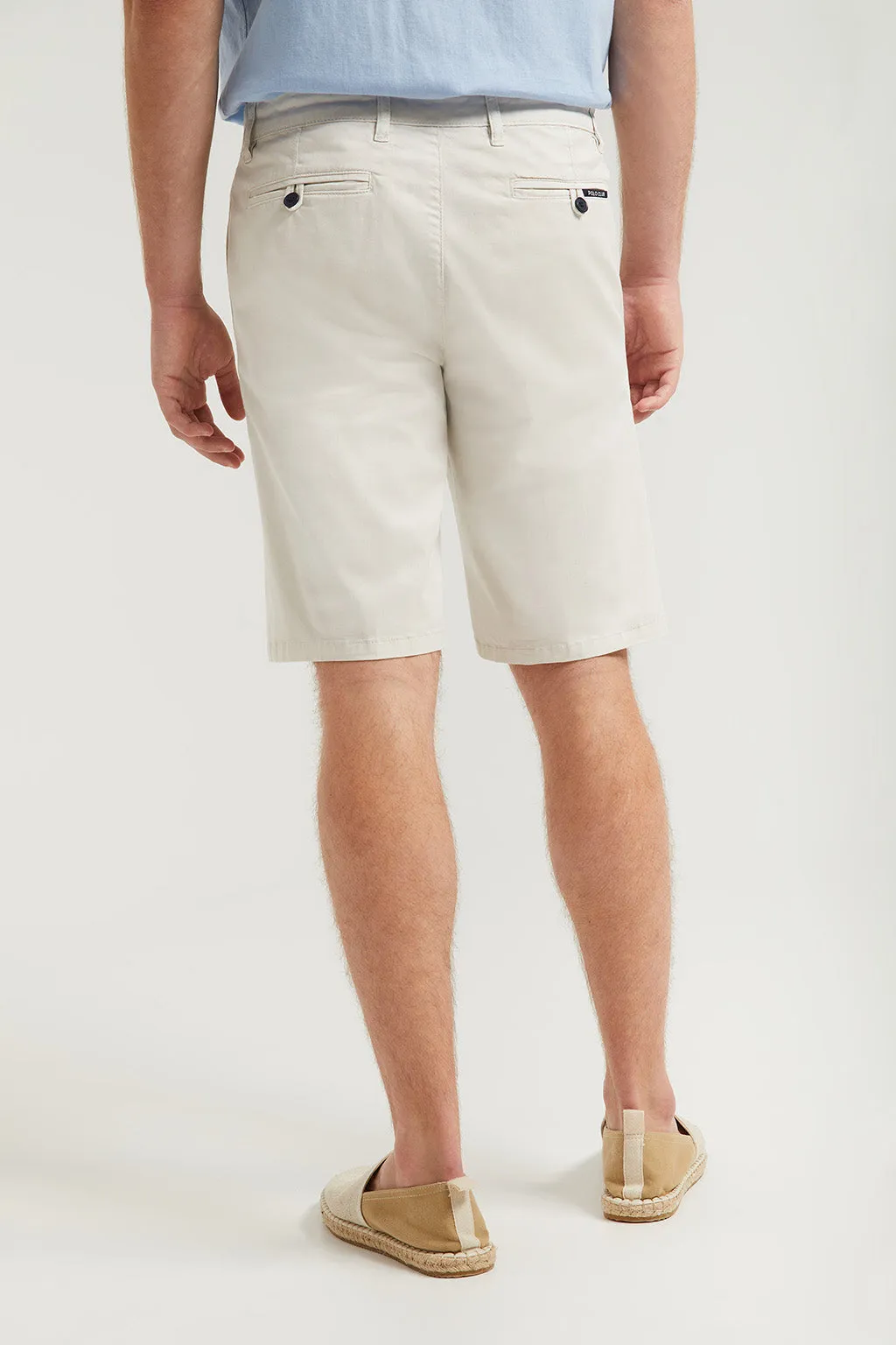 Bermuda relajada gris claro con logo bordado