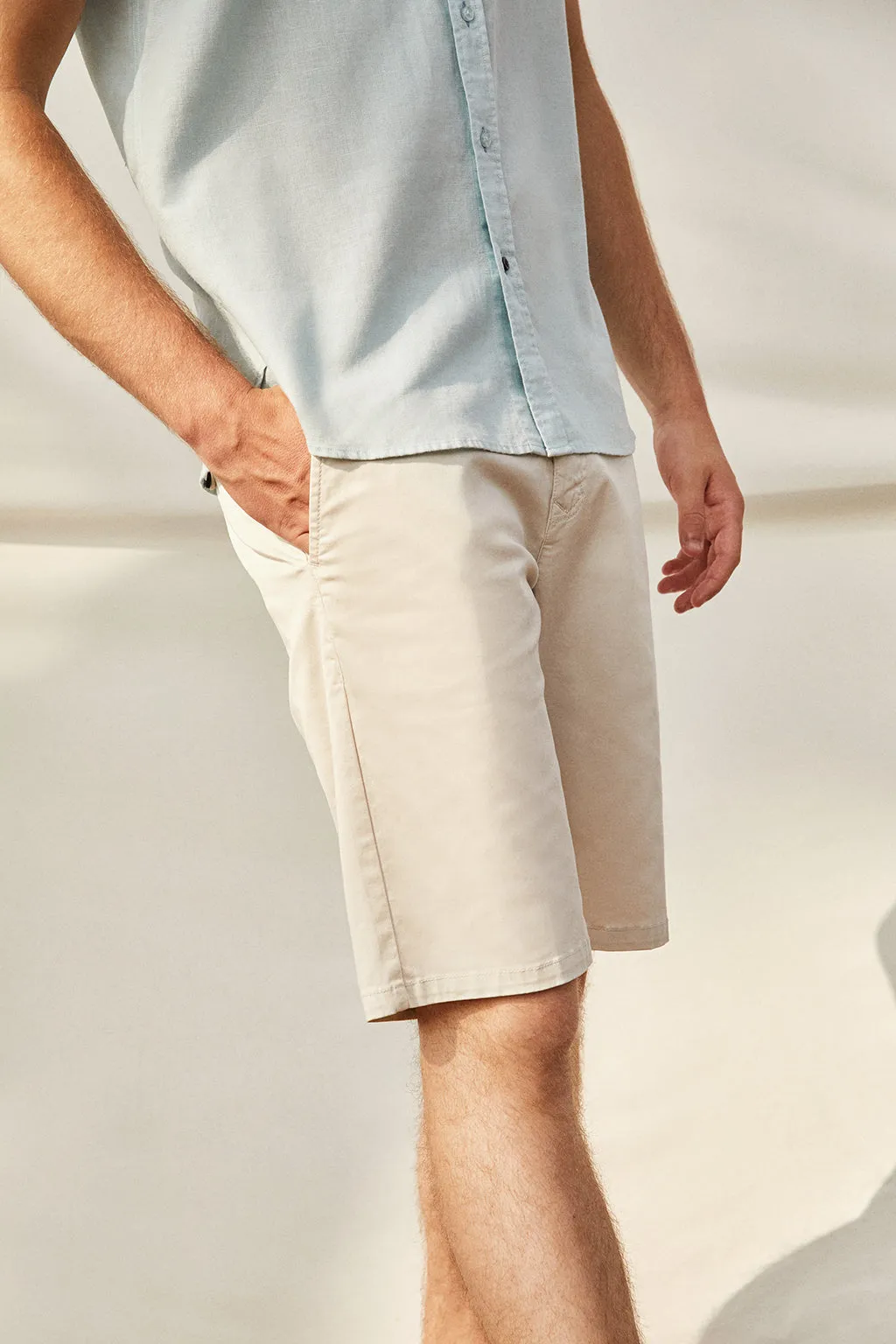 Bermuda relajada gris claro con logo bordado