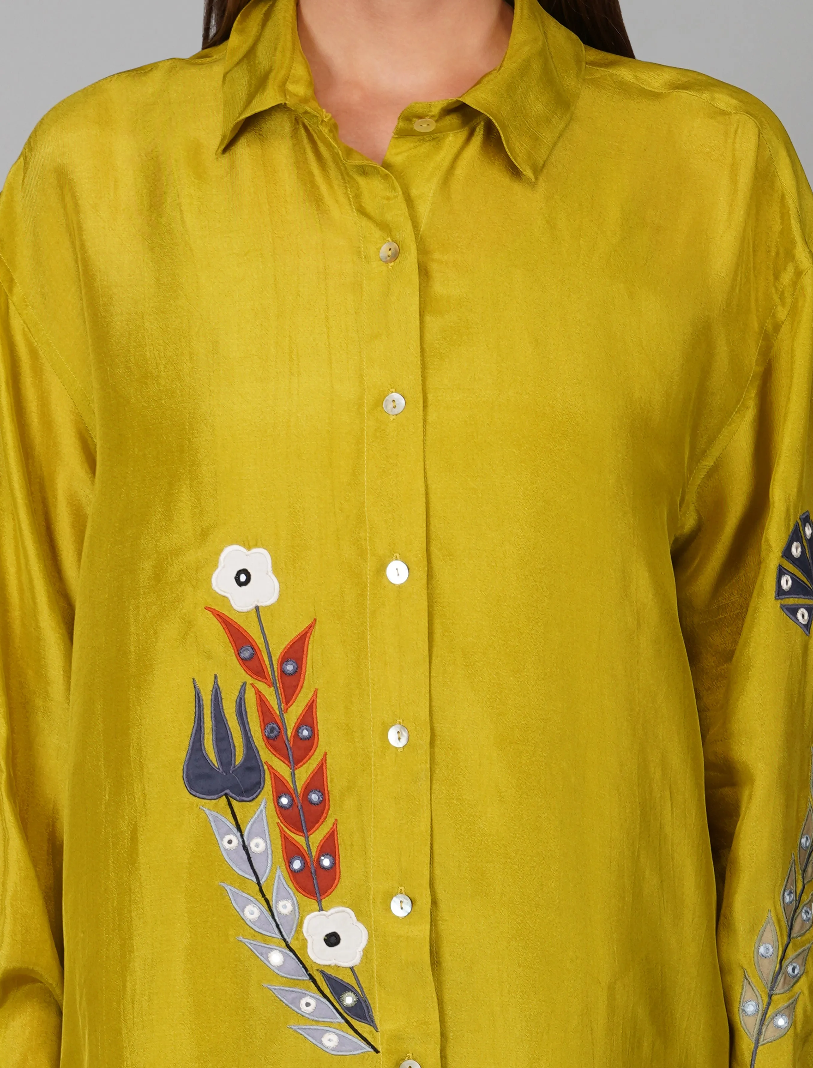 CITRUS GREEN SHIRT WITH APPLIQUE FLOWER