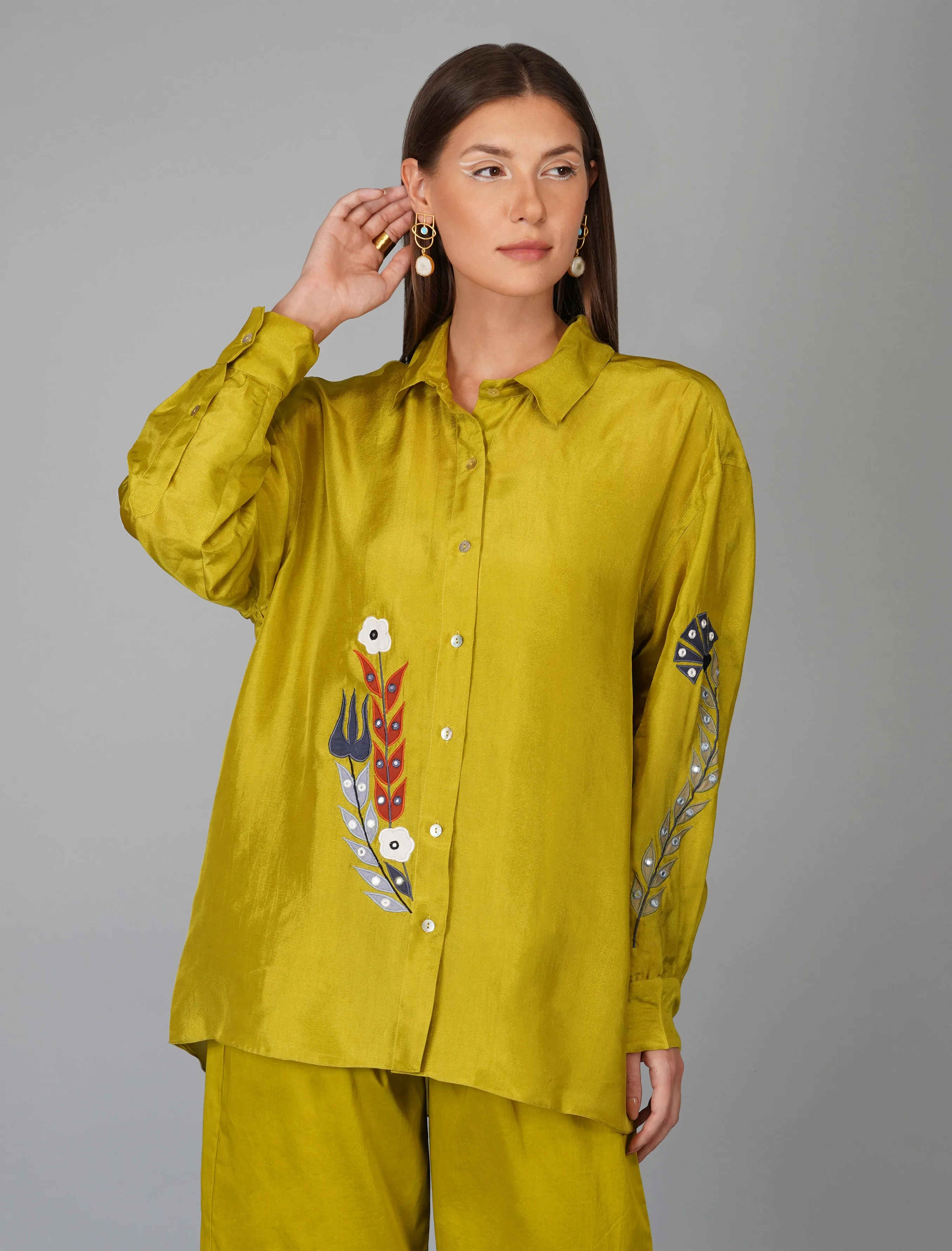 CITRUS GREEN SHIRT WITH APPLIQUE FLOWER