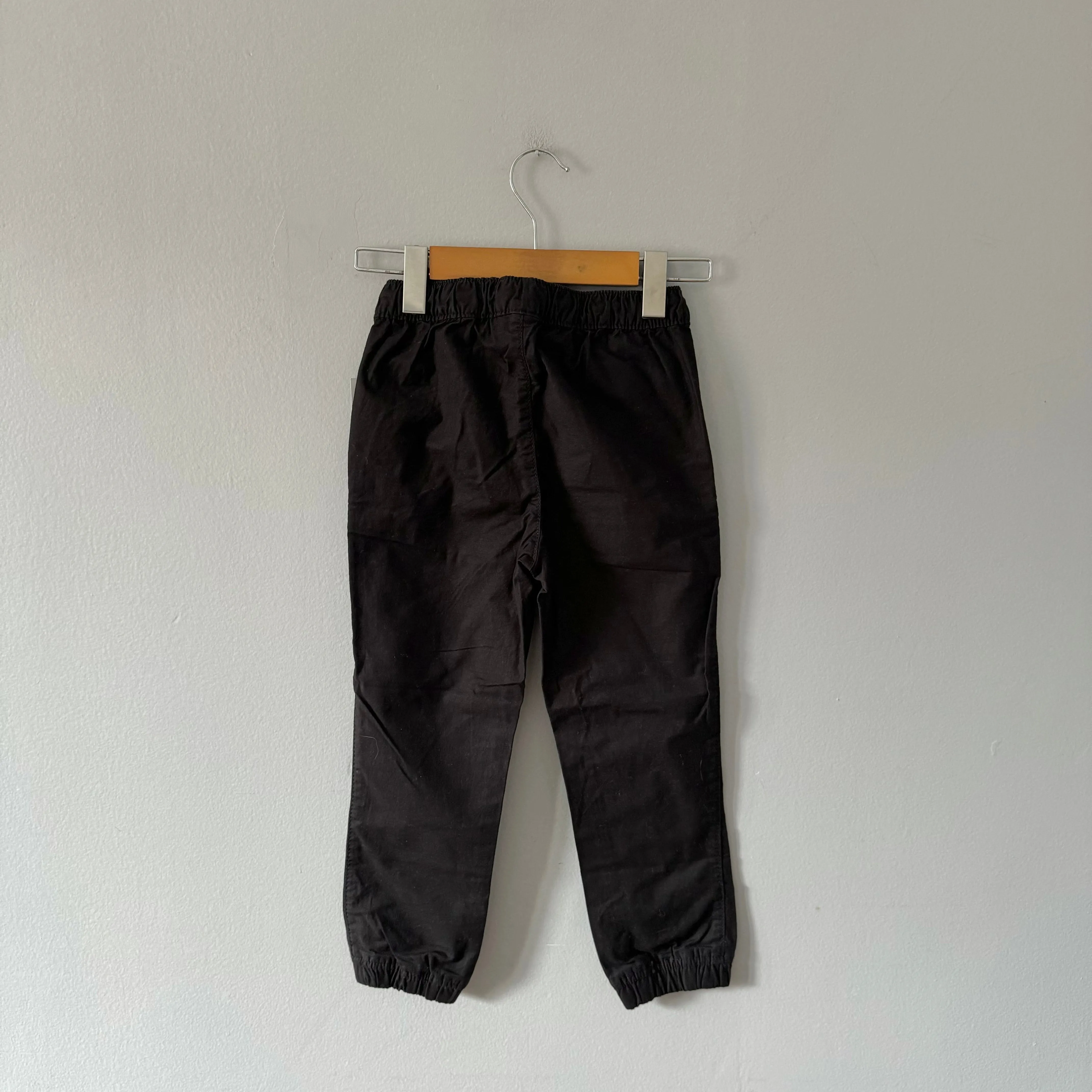 Gap / Black chino jogger pants / 6-7Y - New with tag