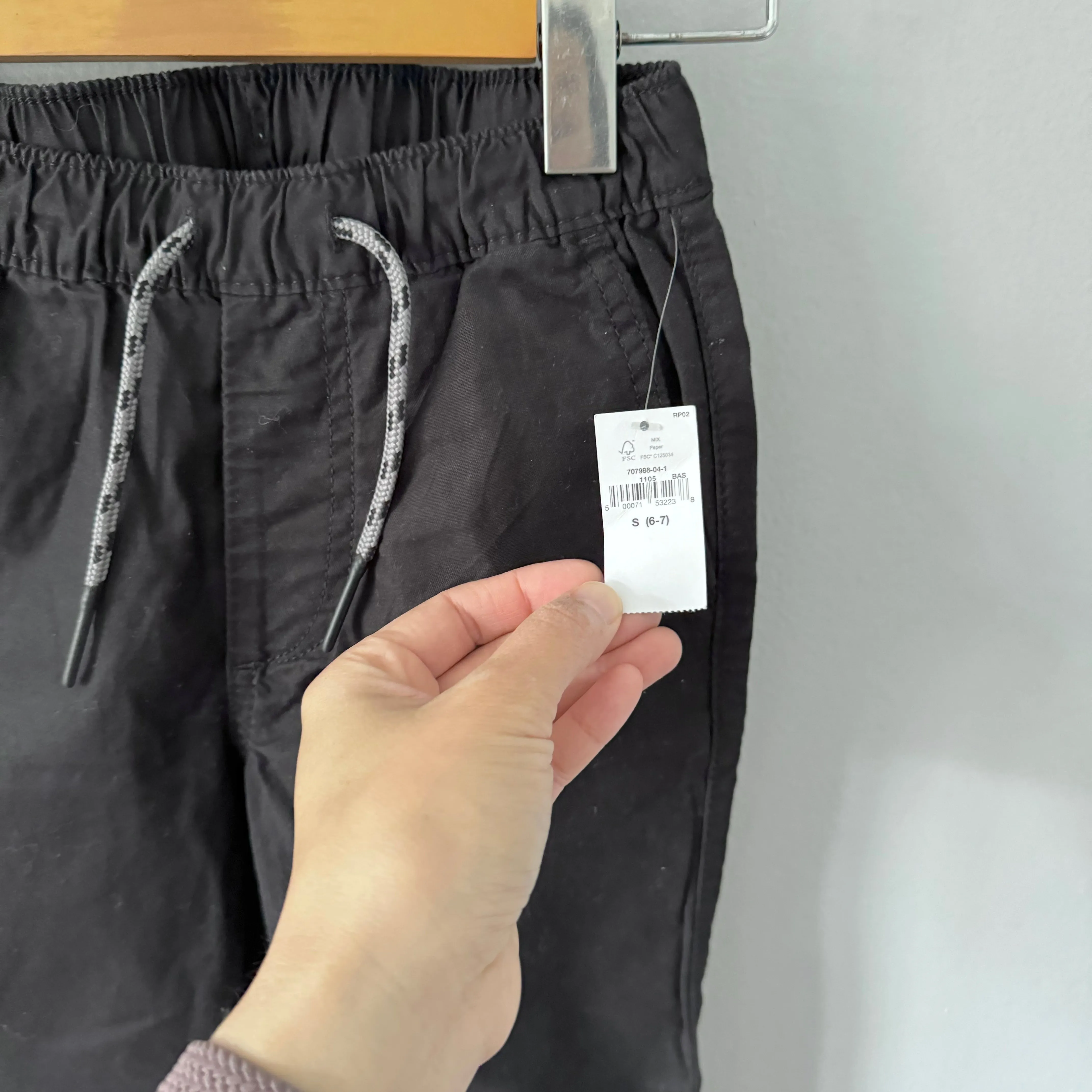 Gap / Black chino jogger pants / 6-7Y - New with tag