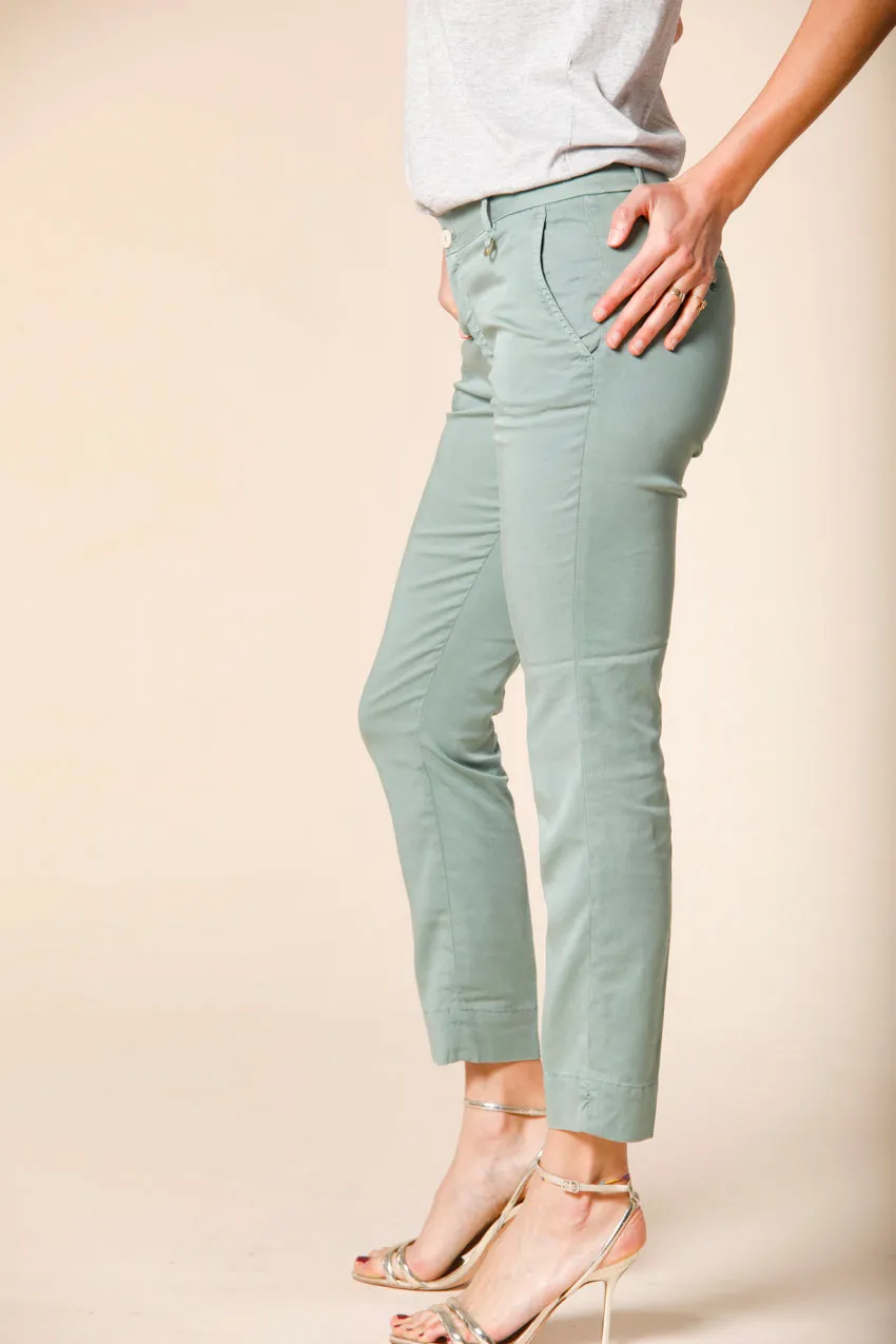 Jaqueline Curvie pantalone chino capri donna in tencel stretch curvy ①
