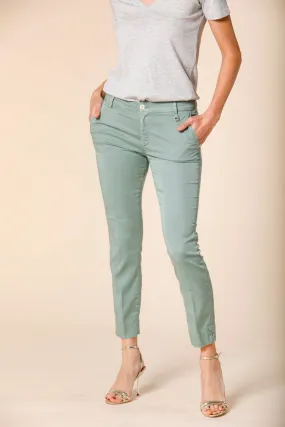 Jaqueline Curvie pantalone chino capri donna in tencel stretch curvy ①