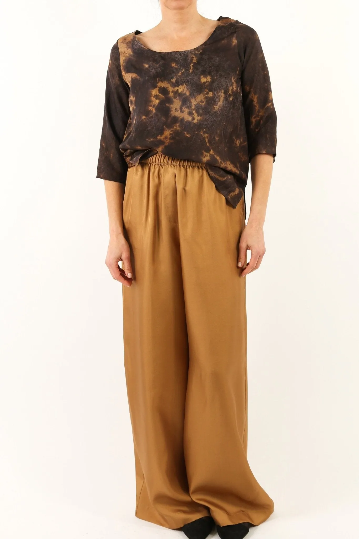 SANCIA BOATNECK 3/4 SLEEVE TOP IN HAND-DYED SILK TWILL CHOCOLATE CARAMEL